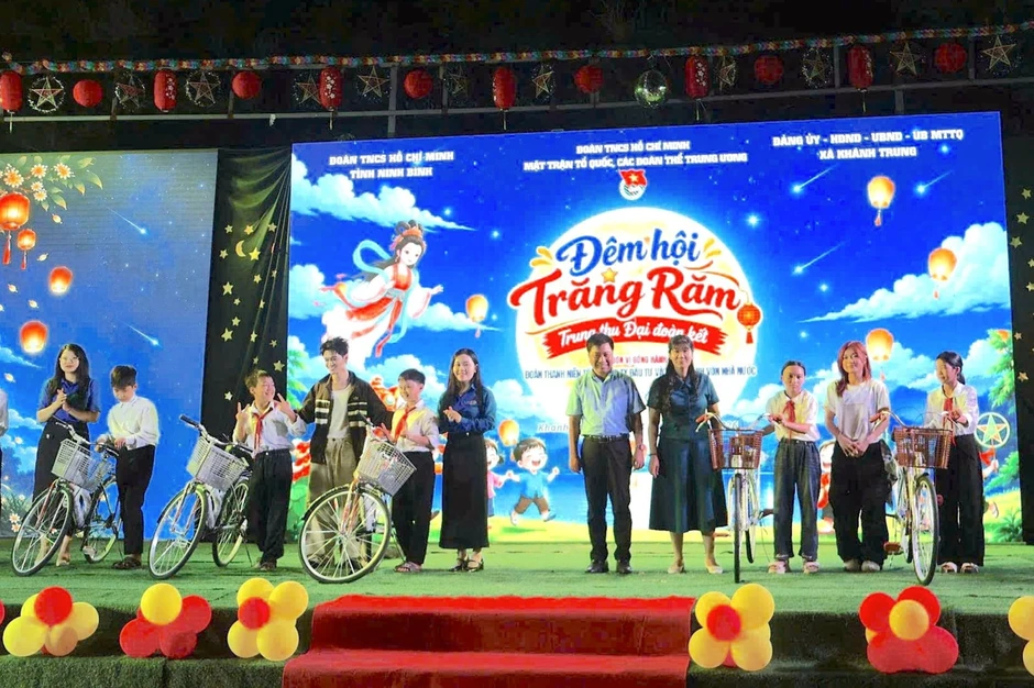 Anh tài, em xinh khuấy động Trung thu Đại đoàn kết Anh tài, em xinh khuấy động Trung thu Đại đoàn kết