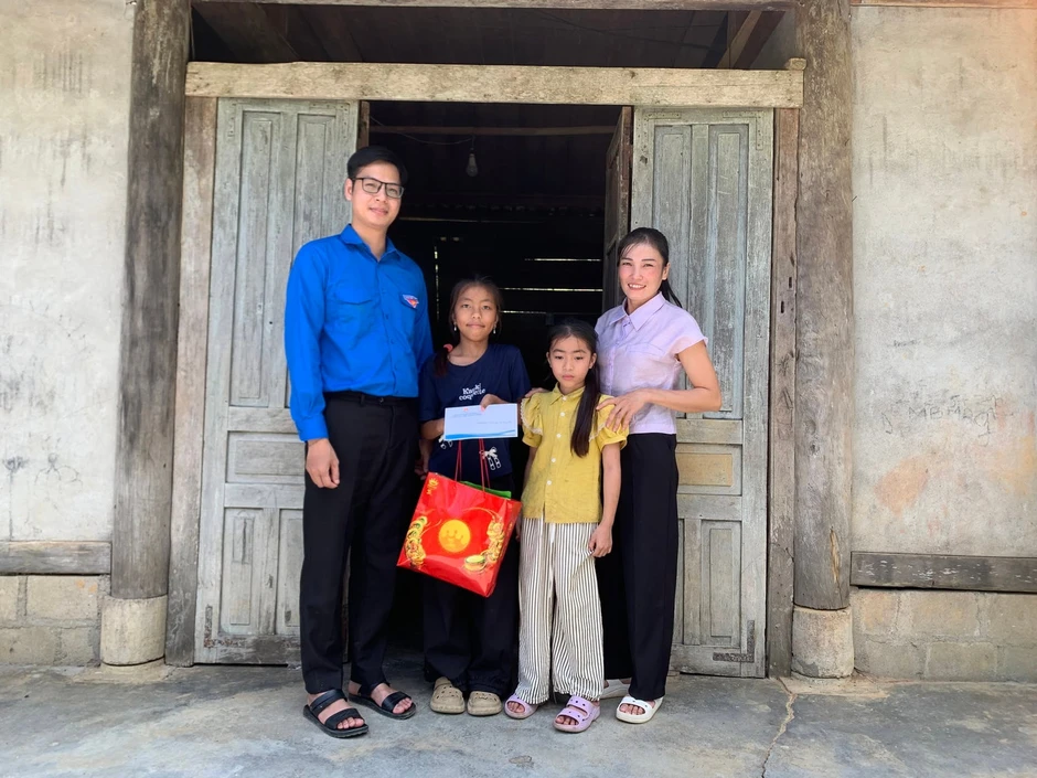 Áo xanh mang Trung thu ấm áp đến trẻ em vùng cao Tuyên Quang