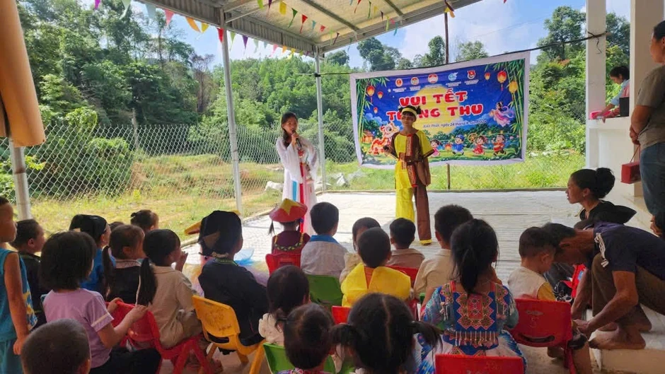 Áo xanh mang Trung thu ấm áp đến trẻ em vùng cao Tuyên Quang
