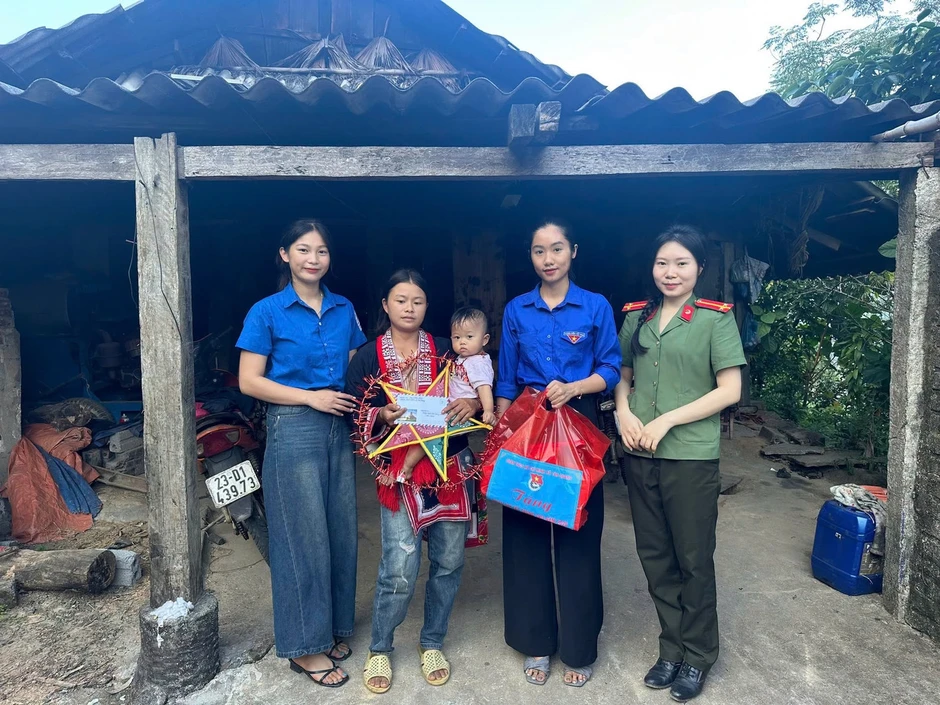 Áo xanh mang Trung thu ấm áp đến trẻ em vùng cao Tuyên Quang