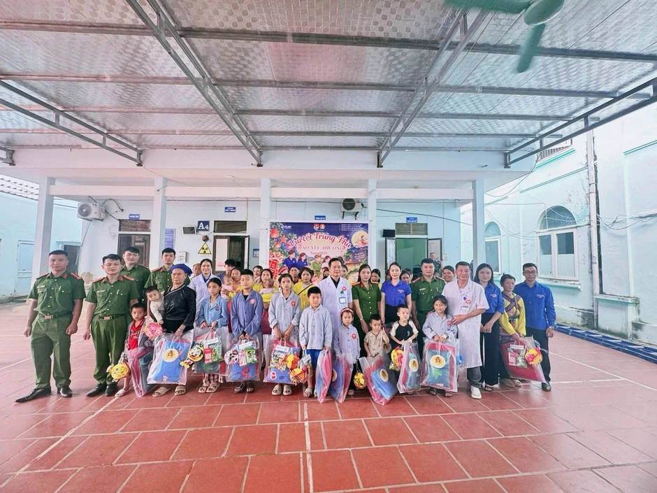 Áo xanh mang Trung thu ấm áp đến trẻ em vùng cao Tuyên Quang