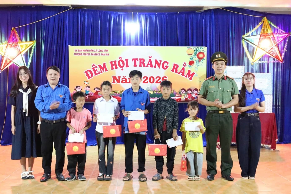 Áo xanh mang Trung thu ấm áp đến trẻ em vùng cao Tuyên Quang