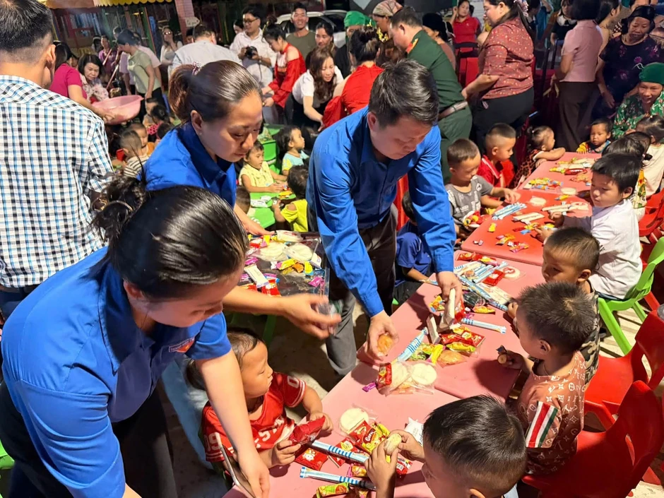 Áo xanh mang Trung thu ấm áp đến trẻ em vùng cao Tuyên Quang
