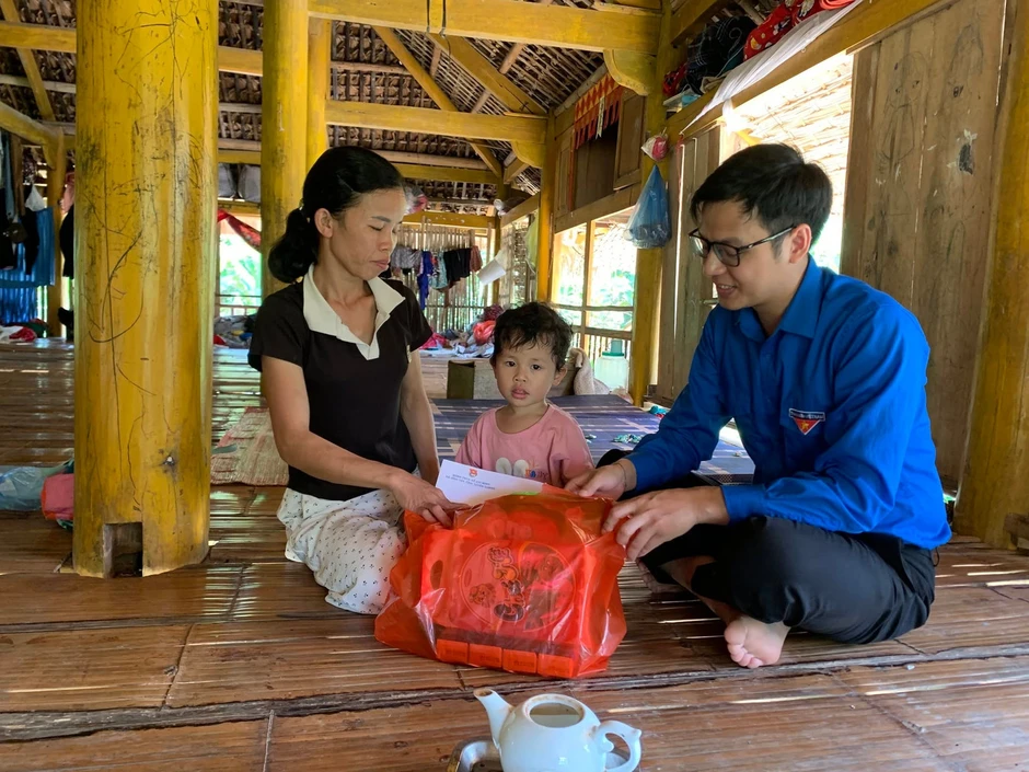 Áo xanh mang Trung thu ấm áp đến trẻ em vùng cao Tuyên Quang