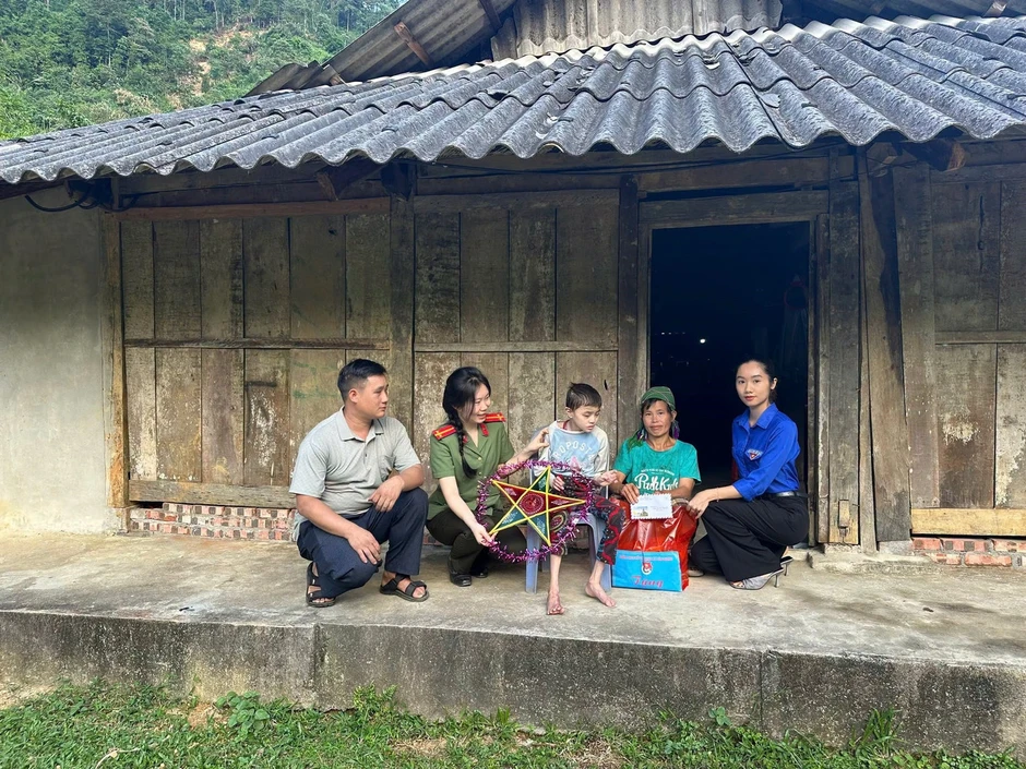 Áo xanh mang Trung thu ấm áp đến trẻ em vùng cao Tuyên Quang