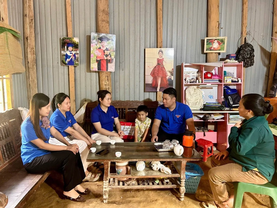 Áo xanh mang Trung thu ấm áp đến trẻ em vùng cao Tuyên Quang