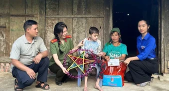 Áo xanh mang Trung thu ấm áp đến trẻ em vùng cao Tuyên Quang