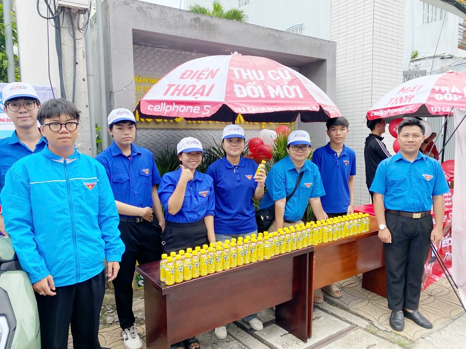 Bà ngoại U80, mẹ thợ may và 2 anh em áo xanh: Câu chuyện đẹp đang viral Bà ngoại U80, mẹ thợ may và 2 anh em áo xanh: Câu chuyện đẹp đang viral