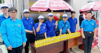 Bà ngoại U80, mẹ thợ may và 2 anh em áo xanh: Câu chuyện đẹp đang viral