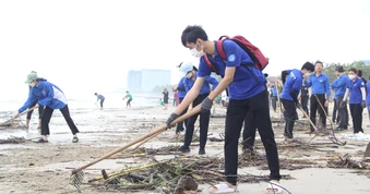 Bạn trẻ Đà Nẵng sáng tạo để 'xanh hóa' biển quê hương