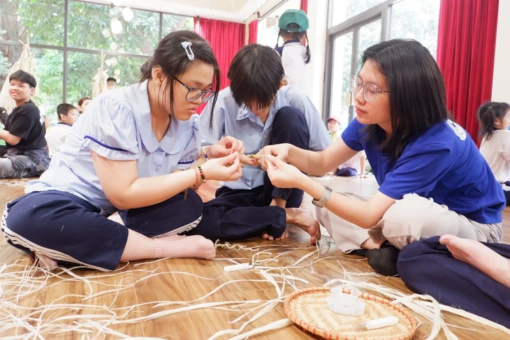 Bạn trẻ khuyết tật thích thú cùng trải nghiệm làm nghề thủ công Bạn trẻ khuyết tật thích thú cùng trải nghiệm làm nghề thủ công