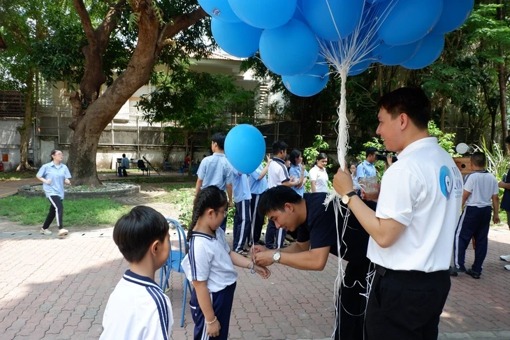 Bạn trẻ khuyết tật thích thú cùng trải nghiệm làm nghề thủ công Bạn trẻ khuyết tật thích thú cùng trải nghiệm làm nghề thủ công