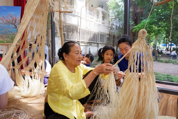 Bạn trẻ khuyết tật thích thú cùng trải nghiệm làm nghề thủ công Bạn trẻ khuyết tật thích thú cùng trải nghiệm làm nghề thủ công