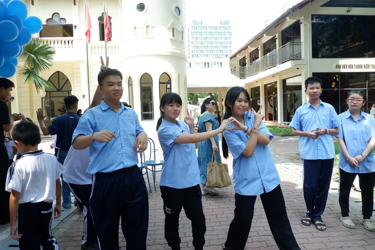 Bạn trẻ khuyết tật thích thú cùng trải nghiệm làm nghề thủ công Bạn trẻ khuyết tật thích thú cùng trải nghiệm làm nghề thủ công