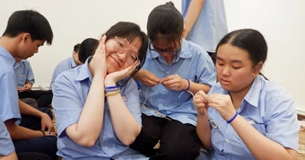 Bạn trẻ khuyết tật thích thú cùng trải nghiệm làm nghề thủ công