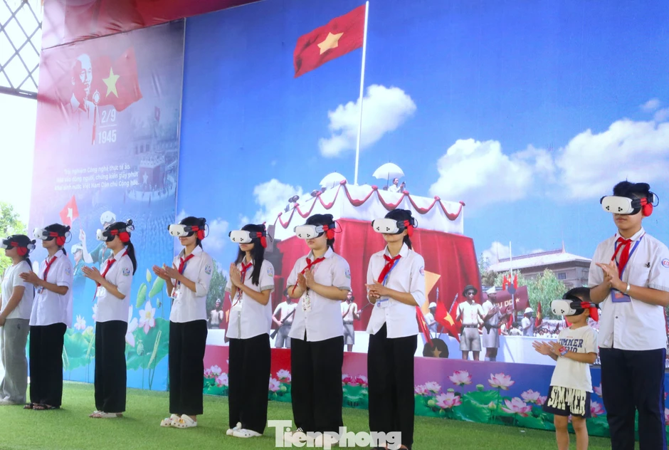 Bạn trẻ 'ngược dòng thời gian' về ngày Bác Hồ đọc Tuyên ngôn Độc lập