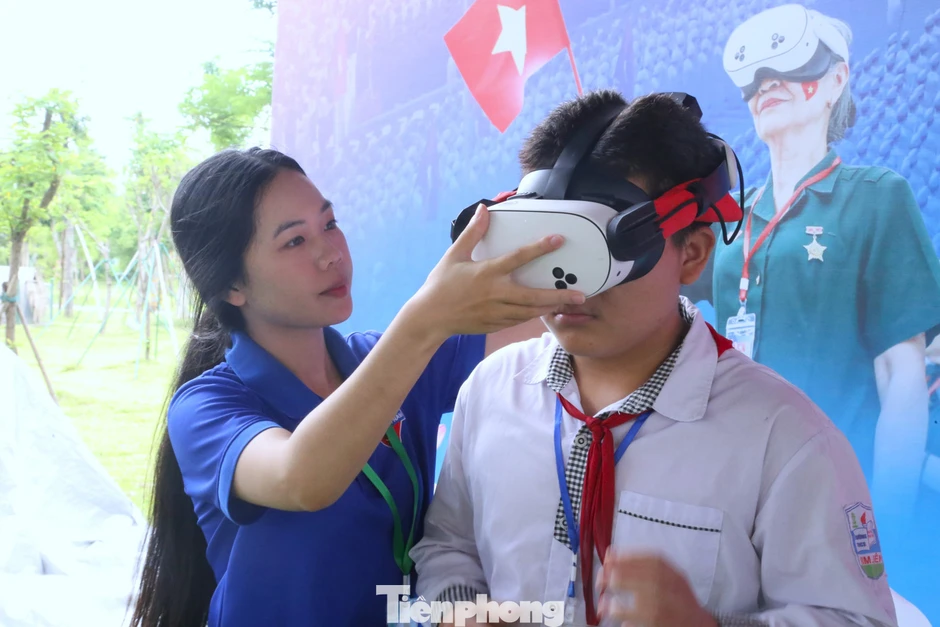 Bạn trẻ 'ngược dòng thời gian' về ngày Bác Hồ đọc Tuyên ngôn Độc lập