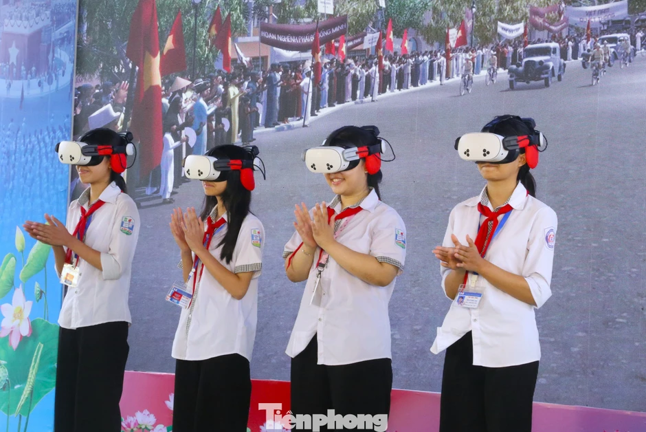 Bạn trẻ 'ngược dòng thời gian' về ngày Bác Hồ đọc Tuyên ngôn Độc lập
