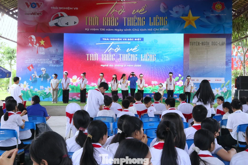 Bạn trẻ 'ngược dòng thời gian' về ngày Bác Hồ đọc Tuyên ngôn Độc lập