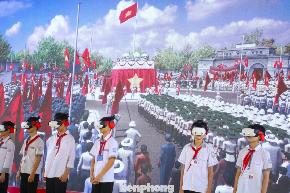 Bạn trẻ 'ngược dòng thời gian' về ngày Bác Hồ đọc Tuyên ngôn Độc lập