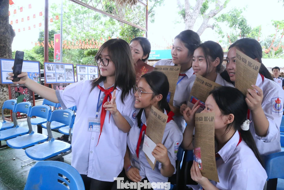 Bạn trẻ 'ngược dòng thời gian' về ngày Bác Hồ đọc Tuyên ngôn Độc lập