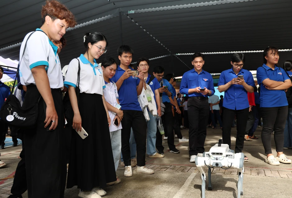 Bạn trẻ TPHCM thỏa thích trải nghiệm không gian số, đổi mới sáng tạo Bạn trẻ TPHCM thỏa thích trải nghiệm không gian số, đổi mới sáng tạo