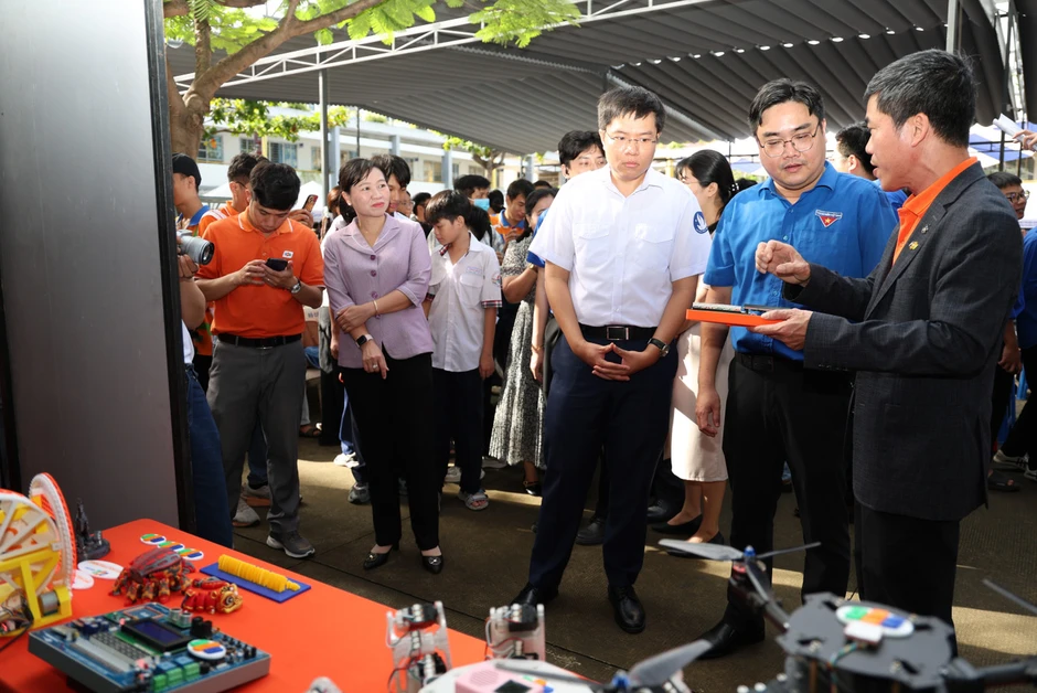 Bạn trẻ TPHCM thỏa thích trải nghiệm không gian số, đổi mới sáng tạo Bạn trẻ TPHCM thỏa thích trải nghiệm không gian số, đổi mới sáng tạo