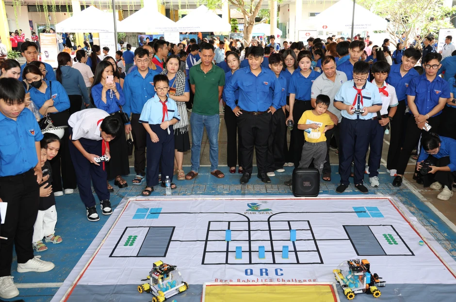 Bạn trẻ TPHCM thỏa thích trải nghiệm không gian số, đổi mới sáng tạo Bạn trẻ TPHCM thỏa thích trải nghiệm không gian số, đổi mới sáng tạo