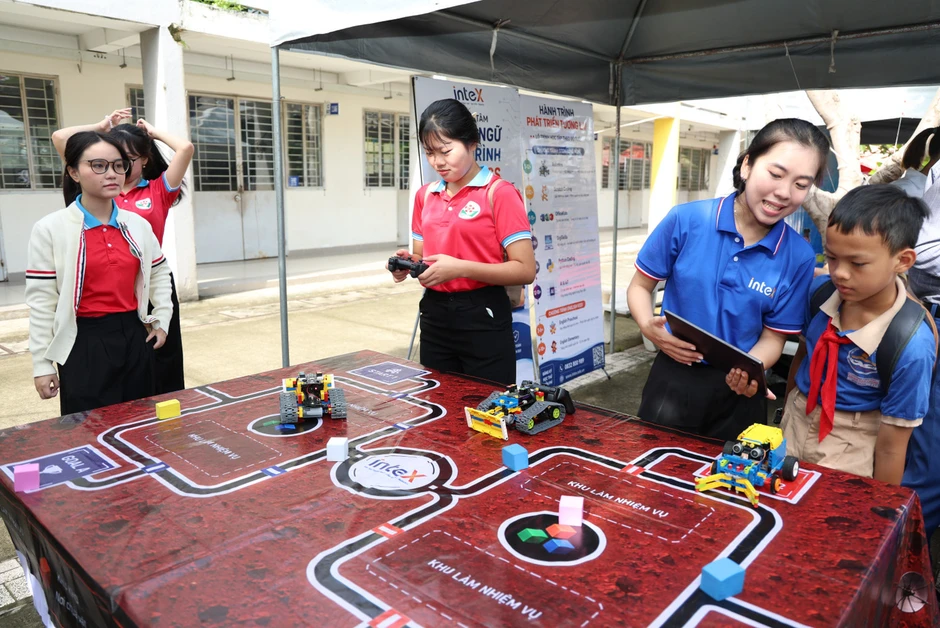 Bạn trẻ TPHCM thỏa thích trải nghiệm không gian số, đổi mới sáng tạo Bạn trẻ TPHCM thỏa thích trải nghiệm không gian số, đổi mới sáng tạo