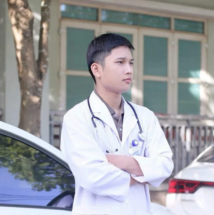 Bé trai đuối nước giữa dòng thác, được nam sinh viên trường y ép tim cứu sống kịp thời Bé trai đuối nước giữa dòng thác, được nam sinh viên trường y ép tim cứu sống kịp thời