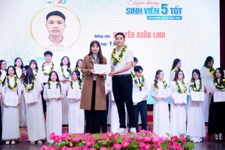 Bé trai đuối nước giữa dòng thác, được nam sinh viên trường y ép tim cứu sống kịp thời Bé trai đuối nước giữa dòng thác, được nam sinh viên trường y ép tim cứu sống kịp thời