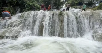 Bé trai đuối nước giữa dòng thác, được nam sinh viên trường y ép tim cứu sống kịp thời