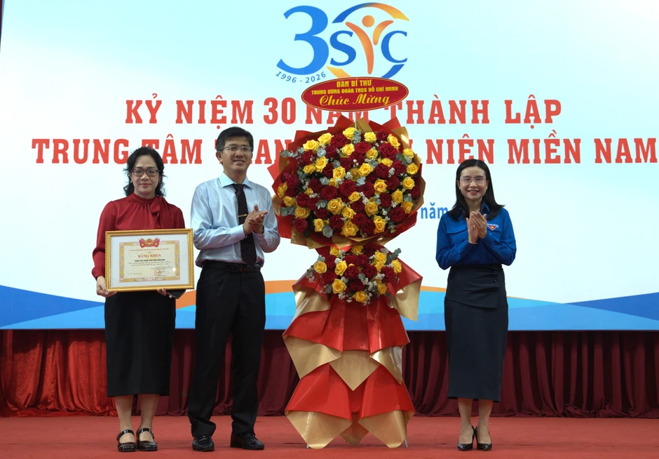 Bí thư T.Ư Đoàn Nguyễn Phạm Duy Trang chúc mừng Trung tâm Thanh thiếu niên miền Nam 30 tuổi Bí thư T.Ư Đoàn Nguyễn Phạm Duy Trang chúc mừng Trung tâm Thanh thiếu niên miền Nam 30 tuổi