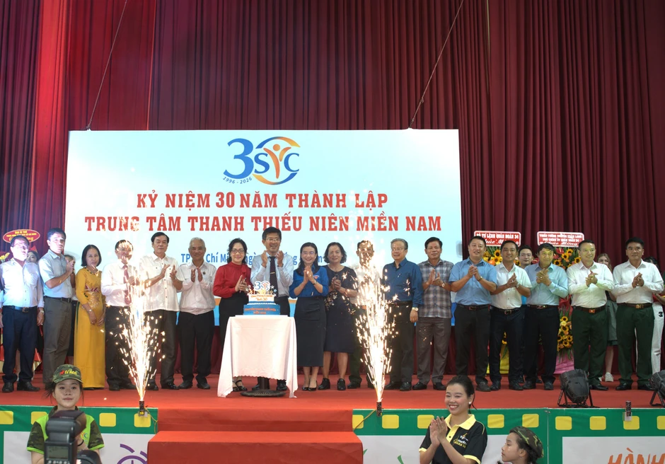Bí thư T.Ư Đoàn Nguyễn Phạm Duy Trang chúc mừng Trung tâm Thanh thiếu niên miền Nam 30 tuổi Bí thư T.Ư Đoàn Nguyễn Phạm Duy Trang chúc mừng Trung tâm Thanh thiếu niên miền Nam 30 tuổi