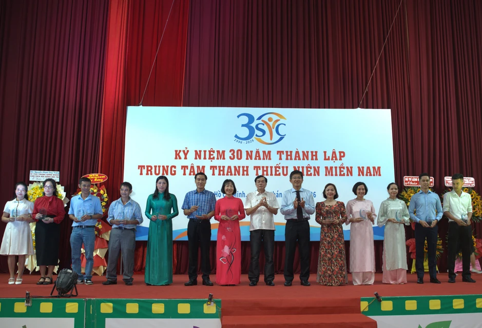 Bí thư T.Ư Đoàn Nguyễn Phạm Duy Trang chúc mừng Trung tâm Thanh thiếu niên miền Nam 30 tuổi Bí thư T.Ư Đoàn Nguyễn Phạm Duy Trang chúc mừng Trung tâm Thanh thiếu niên miền Nam 30 tuổi