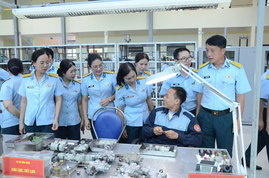 Bộ đội canh trời đổi mới, sáng tạo trong công tác quần chúng Bộ đội canh trời đổi mới, sáng tạo trong công tác quần chúng