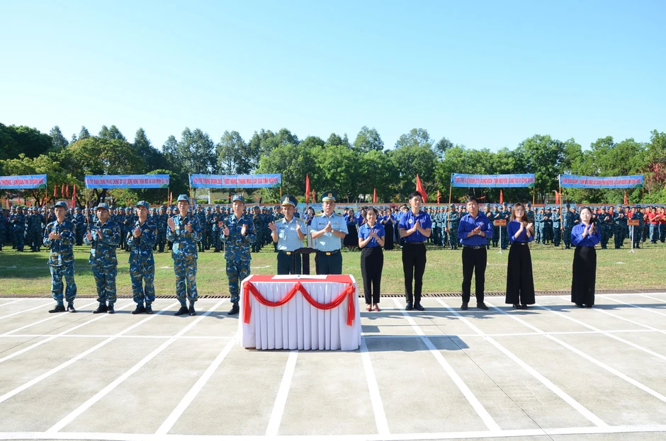 Bộ đội canh trời đổi mới, sáng tạo trong công tác quần chúng Bộ đội canh trời đổi mới, sáng tạo trong công tác quần chúng