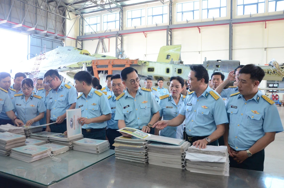 Bộ đội canh trời đổi mới, sáng tạo trong công tác quần chúng Bộ đội canh trời đổi mới, sáng tạo trong công tác quần chúng