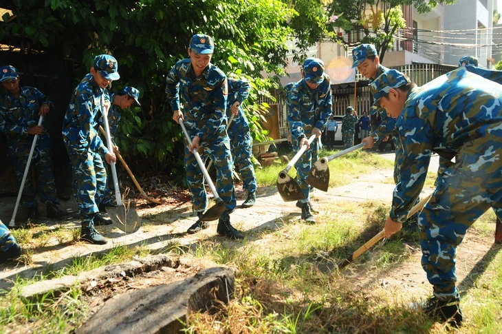 Bộ đội phòng không trổ tài nói tiếng Anh, tiếng Nga lưu loát khiến nhiều người bất ngờ Bộ đội phòng không trổ tài nói tiếng Anh, tiếng Nga lưu loát khiến nhiều người bất ngờ