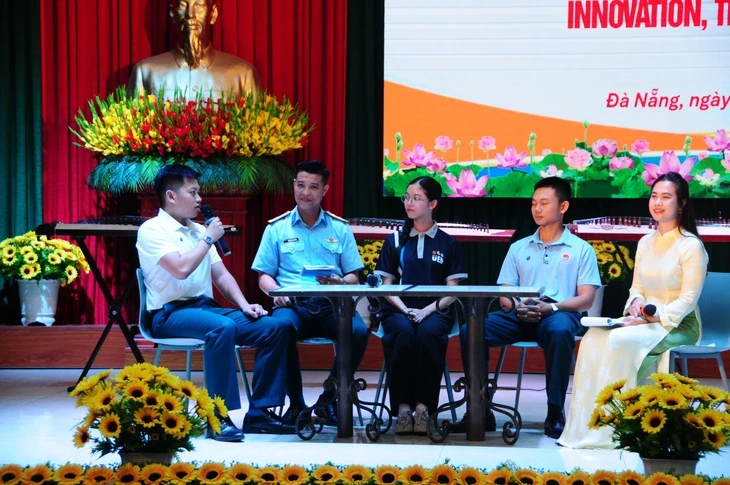 Bộ đội phòng không trổ tài nói tiếng Anh, tiếng Nga lưu loát khiến nhiều người bất ngờ Bộ đội phòng không trổ tài nói tiếng Anh, tiếng Nga lưu loát khiến nhiều người bất ngờ