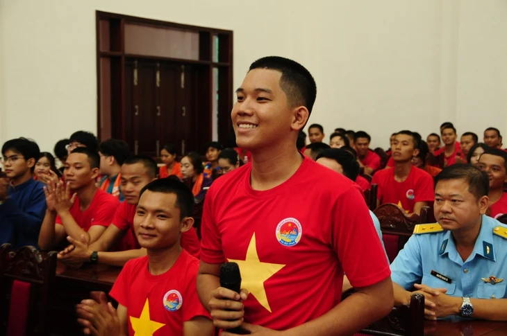 Bộ đội phòng không trổ tài nói tiếng Anh, tiếng Nga lưu loát khiến nhiều người bất ngờ Bộ đội phòng không trổ tài nói tiếng Anh, tiếng Nga lưu loát khiến nhiều người bất ngờ