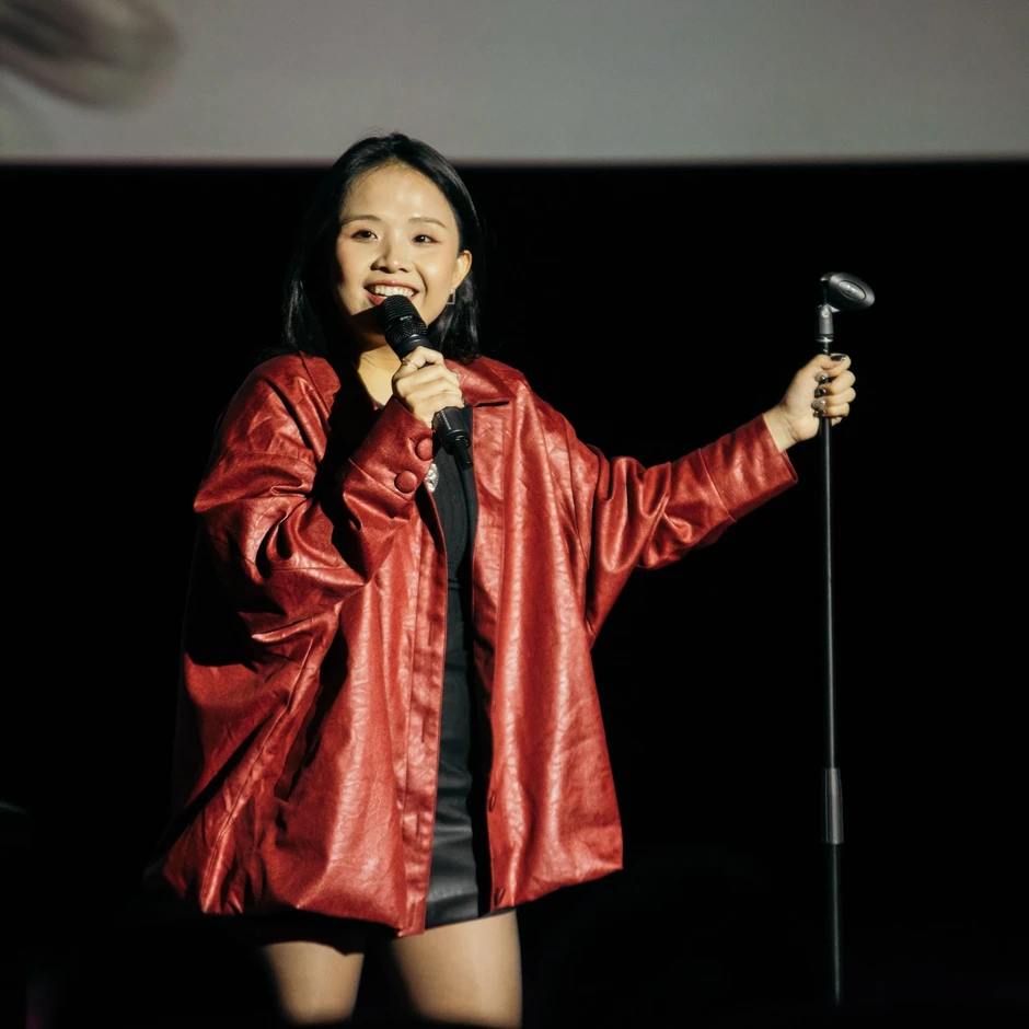 Bỏ việc ổn định đi kể chuyện cười, cô gái có hàng chục ngàn người theo dõi Bỏ việc ổn định đi kể chuyện cười, cô gái có hàng chục ngàn người theo dõi
