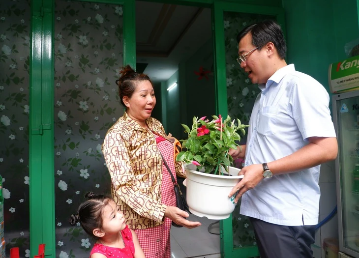 Cả ngàn bạn trẻ cùng bà con ở Bình Hưng Hòa chung tay dọn rác, trồng cây nhân Ngày Chủ nhật xanh Cả ngàn bạn trẻ cùng bà con ở Bình Hưng Hòa chung tay dọn rác, trồng cây nhân Ngày Chủ nhật xanh