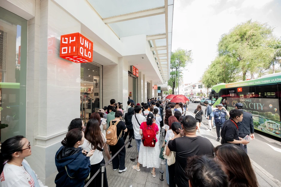 Các cửa hàng Uniqlo tấp nập khách mua sắm dịp Tuần lễ cảm ơn