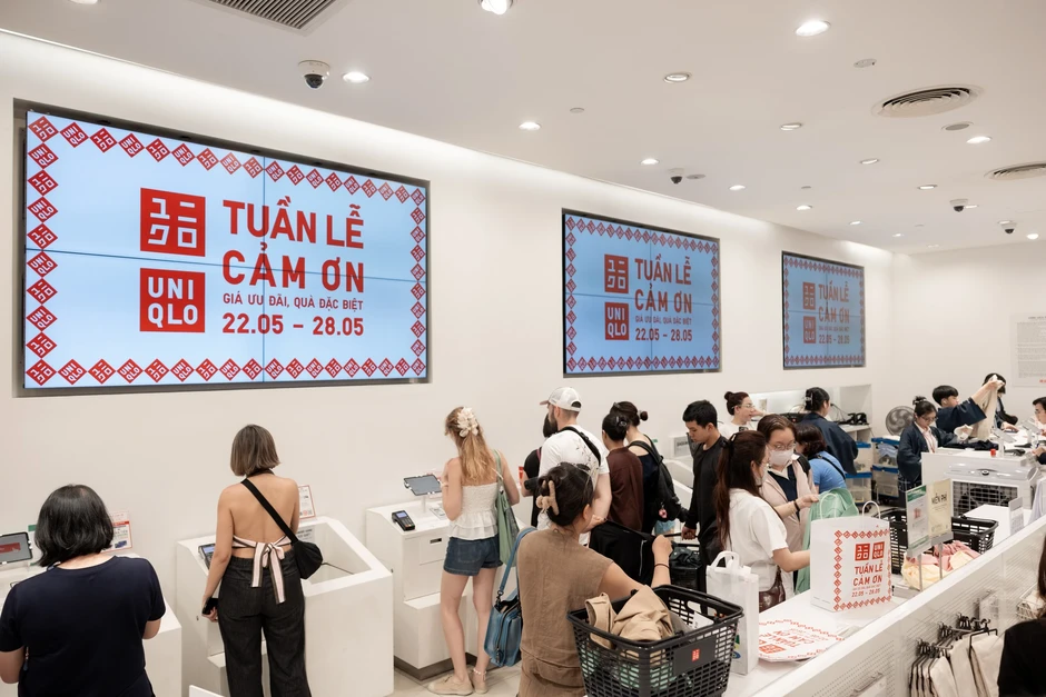 Các cửa hàng Uniqlo tấp nập khách mua sắm dịp Tuần lễ cảm ơn