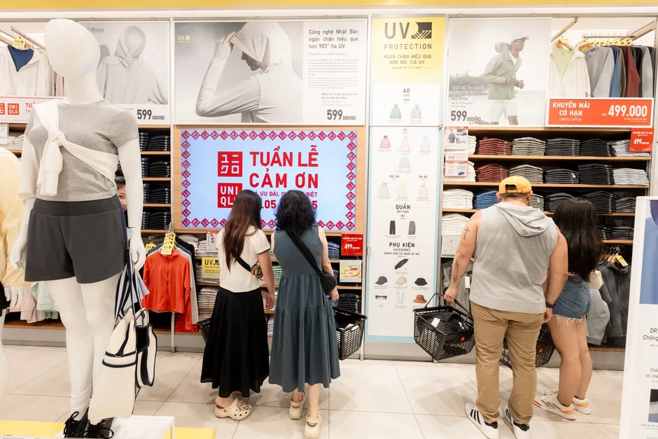 Các cửa hàng Uniqlo tấp nập khách mua sắm dịp Tuần lễ cảm ơn