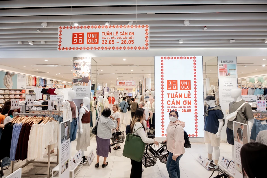 Các cửa hàng Uniqlo tấp nập khách mua sắm dịp Tuần lễ cảm ơn