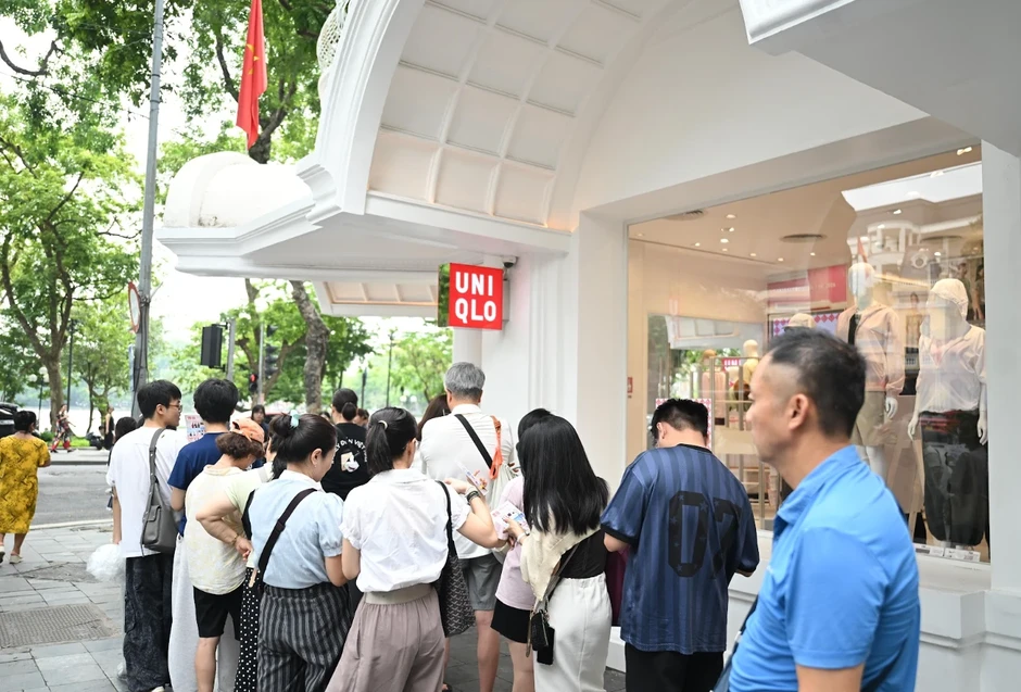Các cửa hàng Uniqlo tấp nập khách mua sắm dịp Tuần lễ cảm ơn
