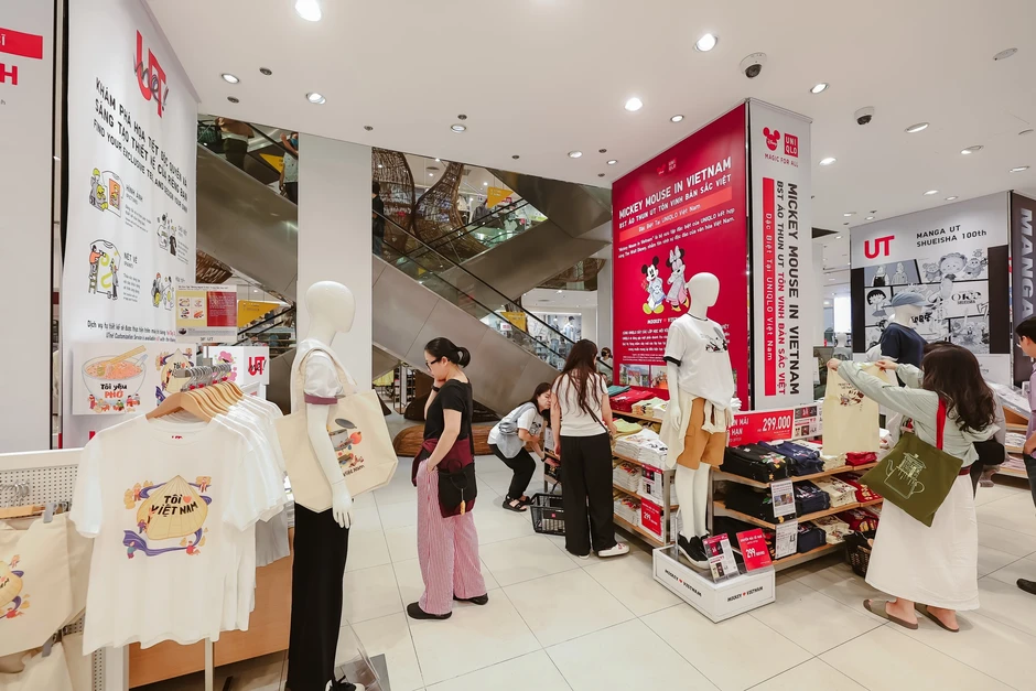 Các cửa hàng Uniqlo tấp nập khách mua sắm dịp Tuần lễ cảm ơn