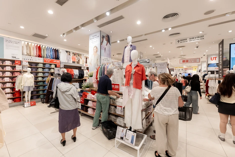 Các cửa hàng Uniqlo tấp nập khách mua sắm dịp Tuần lễ cảm ơn